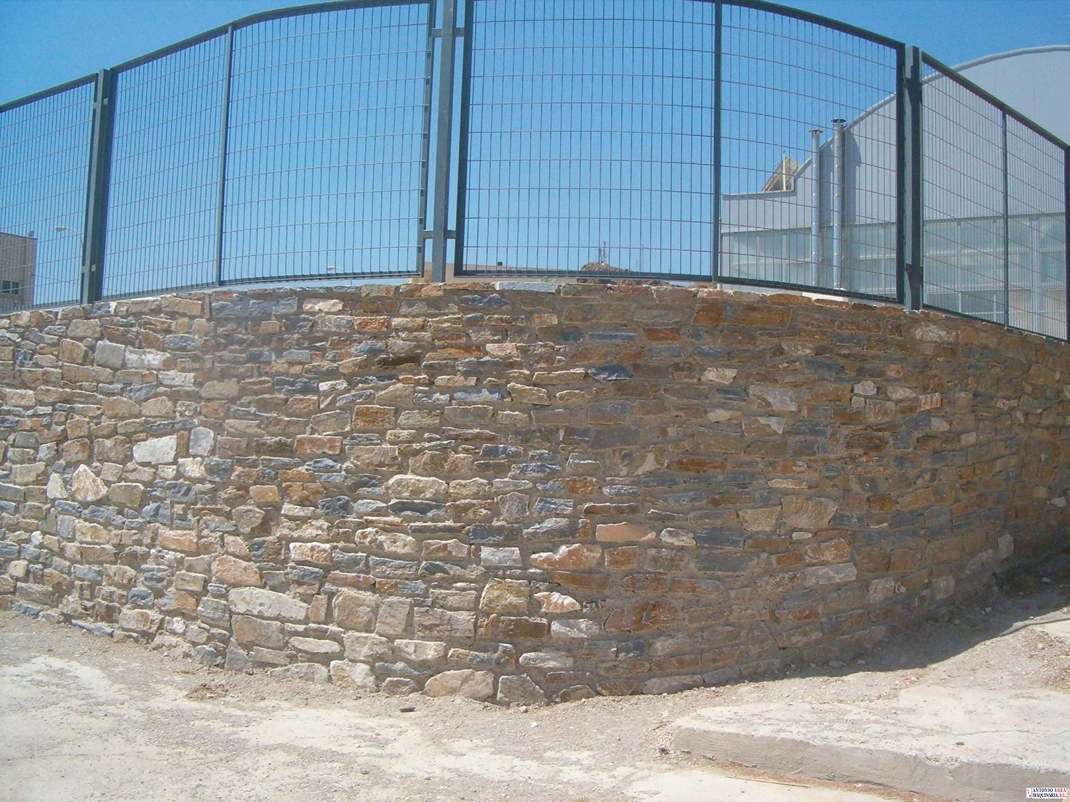 plaza-cruz-de-mayo-macael-2-detalle-muro-mamposteria